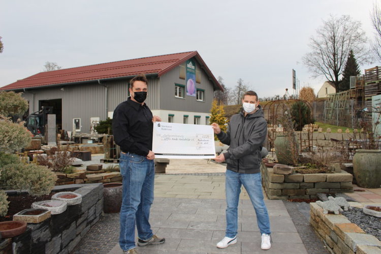 Familie Schmid von Natursteinhandel Schmid mit großem Spendenscheck
